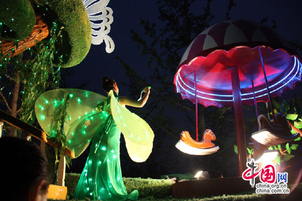 The photo taken on July 12 shows a trial operation at night at Beijing's Garden Expo Park. Starting July 19, the park will be open at night from 6:00 p.m. to 10:00 p.m. on every Friday and Saturday until September 20, staging light shows, float parades, international carnivals and more. (Photo: china.org.cn)