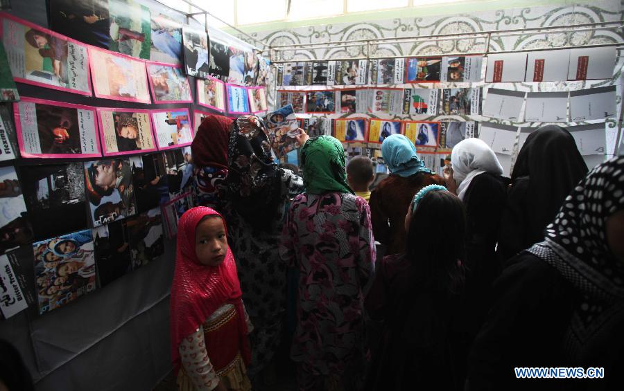 People gather at a book exhibition in Kabul, capital of Afghanistan, on July 15, 2013. A 10-day book exhibition kicked off in Kabul to mark the start of Ramadan or Muslim holy month of fasting which began on July 10. (Xinhua/Ahmad Massoud)