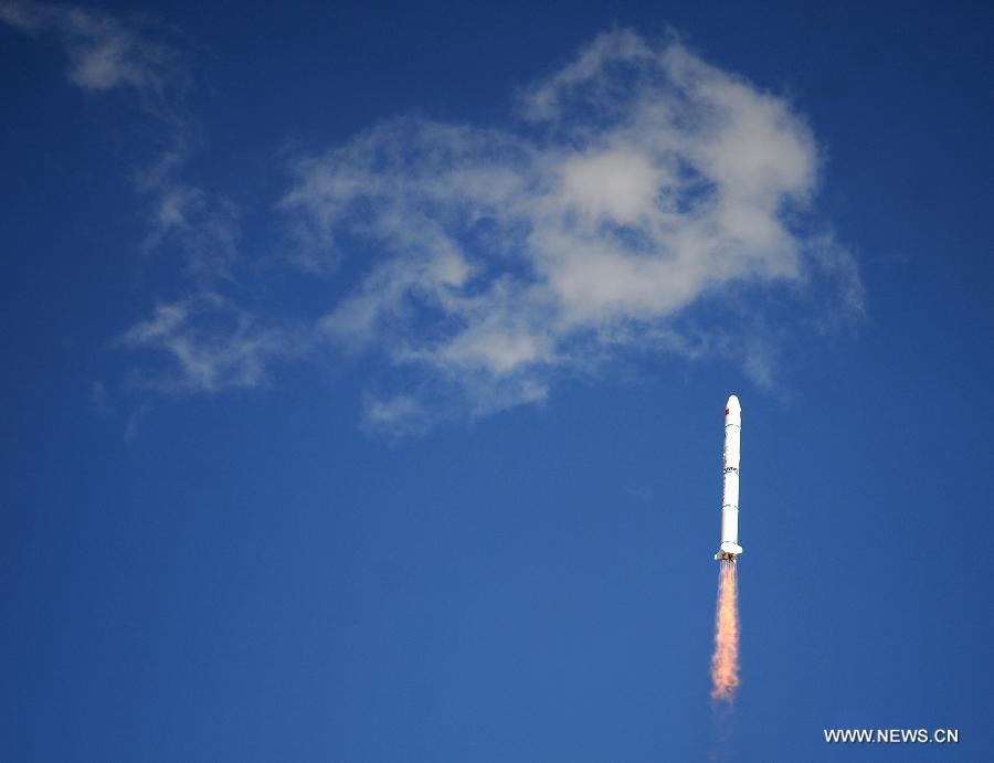 The Long March II-C carrier rocket carrying the experimental orbiter SJ-11-05 blasts off at the Jiuquan Satellite Launch Center in Jiuquan, northwest China's Gansu Province, July 15, 2013. China successfully sent the experimental orbiter into space on Monday, the Jiuquan Satellite Launch Center has announced. (Xinhua/Yan Yan)