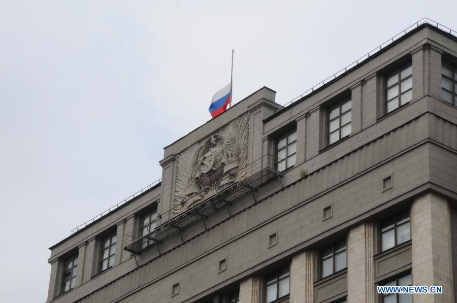 The Russian flag on the state duma building flies at half mast mourning the fatal crash on July 13 in Moscow, Russia, July 15, 2013. 18 people were killed and other 61 injured after a truck carrying concrete ran into a passenger bus in an outlying area of Moscow. Moscow government declared a mourning day on Monday.(Xinhua)