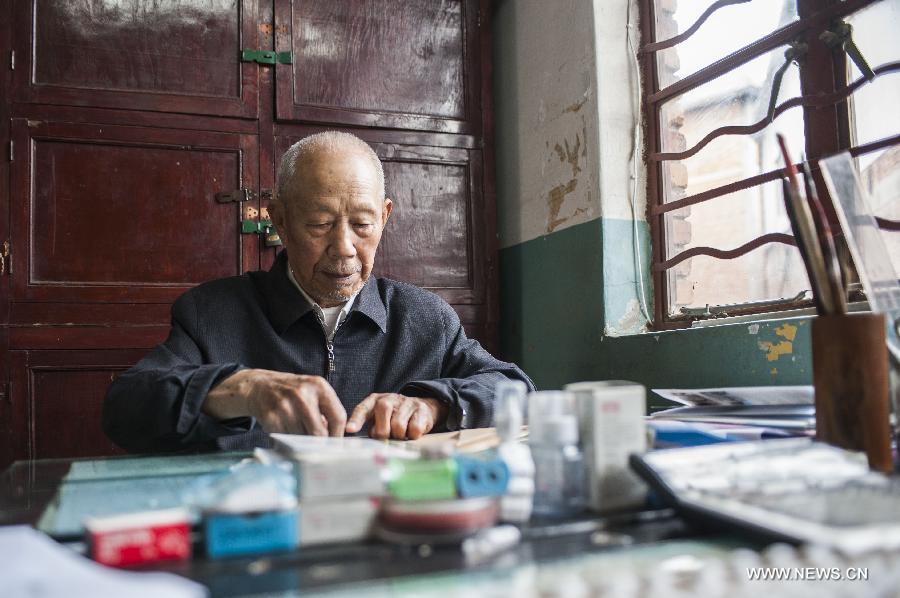 Xie Chu, the 80-year-old principal of the Qujing hope school, heads for his office, in Qujing City, southwest China's Yunnan Province, July 10, 2013. Xie have run the school without fixed education budget from the government since he founded the shcool after his retirement in 1994. During the 19 years, around 19,000 students have received education and graduated from here. (Xinhua/Zhang Keren)  