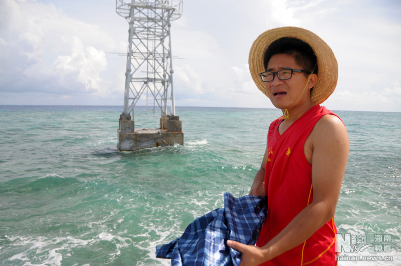 Li Daning and his colleagues go to climb tower, but it is too windy, they can't climb tower. (Xinhua/Yu Tao)