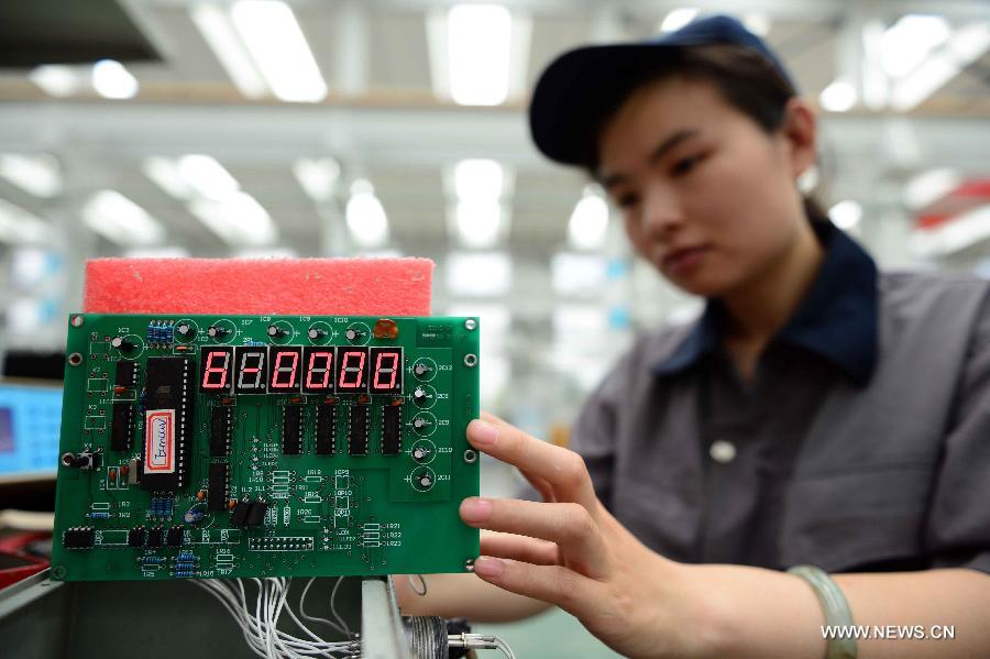 Photo taken on June 19, 2013 shows a worker checking a controlling box of gas-powered generation in Dongying City, east China's Shandong Province. China's gross domestic product (GDP) totaled 24.8 trillion yuan (4 trillion U.S. dollars) in the first half of 2013, with the growth at 7.6 percent, which is in line with market expectations and was above the government's full-year target of 7.5 percent, data from China's National Bureau of Statistics (NBS) showed on July 15, 2013. (Xinhua/Guo Xulei)