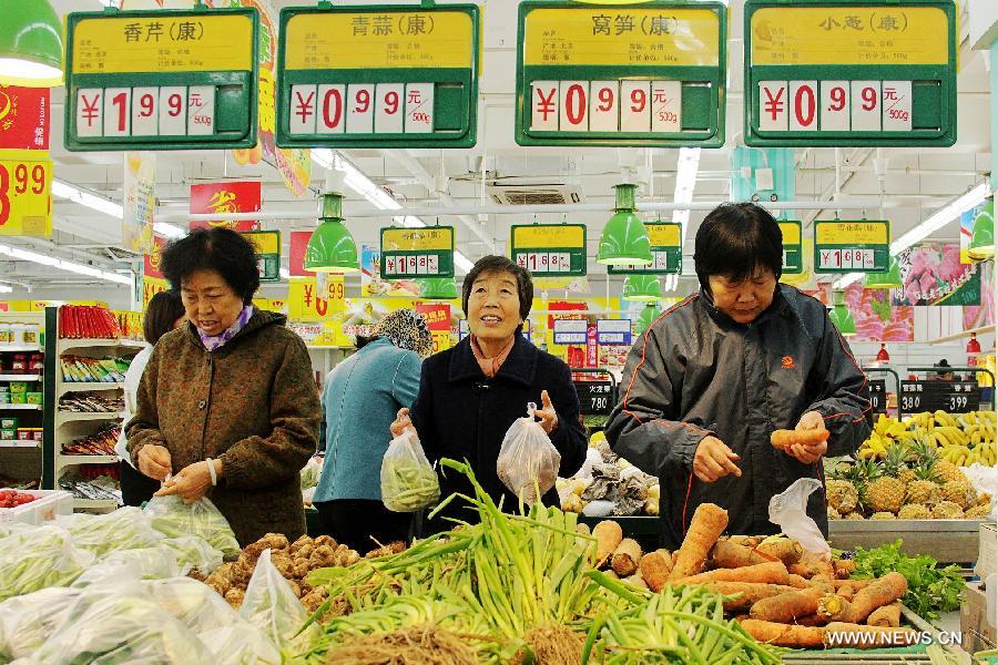 Customers buy vegetables in a supermarket in Bazhou City, north China's Hebei Province, April 8, 2013. China's gross domestic product (GDP) totaled 24.8 trillion yuan (4 trillion U.S. dollars) in the first half of 2013, with the growth at 7.6 percent, which is in line with market expectations and was above the government's full-year target of 7.5 percent, data from China's National Bureau of Statistics (NBS) showed on July 15, 2013.(Xinhua/Wang Xiao)