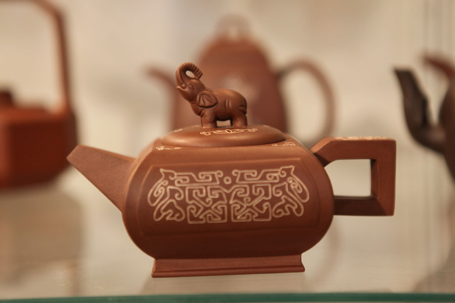 A red porcelain teapot made by Yang Jinlan, founder of the Miaoyin Red Porcelain Workshop, is shown at the 2013 China International Consumer Products Exhibition. (CRIENGLISH.com/Wang Wei)