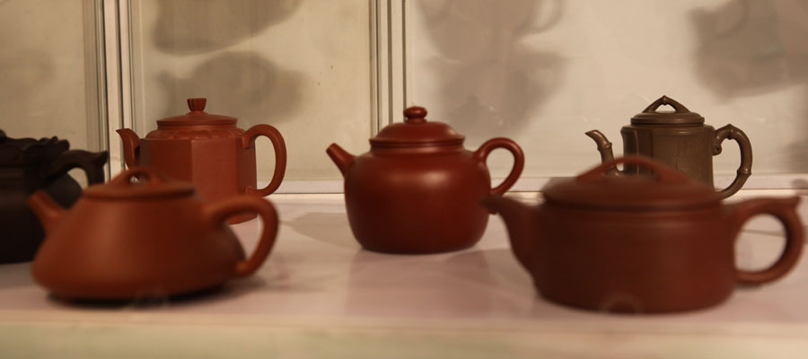 Red porcelain teapots made by Yang Jinlan, founder of the Miaoyin Red Porcelain Workshop, are shown at the 2013 China International Consumer Products Exhibition. (CRIENGLISH.com/Wang Wei)