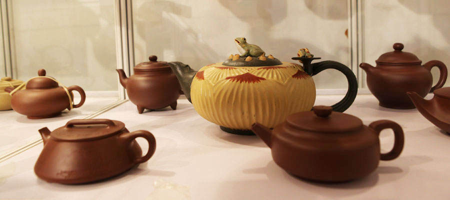 Red porcelain teapots made by Yang Jinlan, founder of the Miaoyin Red Porcelain Workshop, are shown at the 2013 China International Consumer Products Exhibition. (CRIENGLISH.com/Wang Wei)
