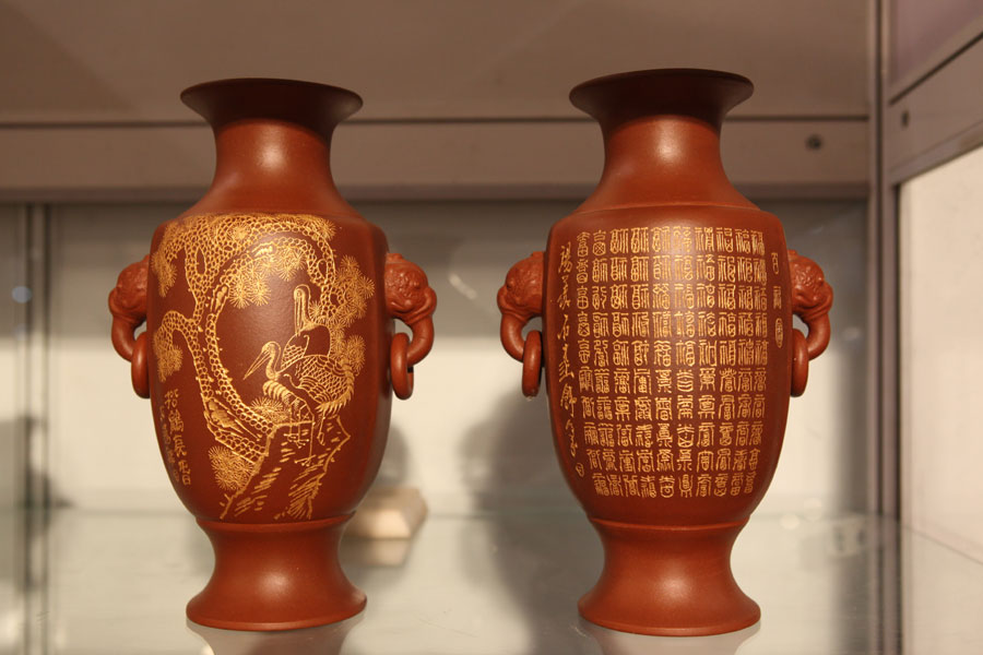 Red porcelain artwork made by Yang Jinlan, founder of Miaoyin Red Porcelain Workshop, is shown at the 2013 China International Consumer Products Exhibition. (CRIENGLISH.com/Wang Wei)