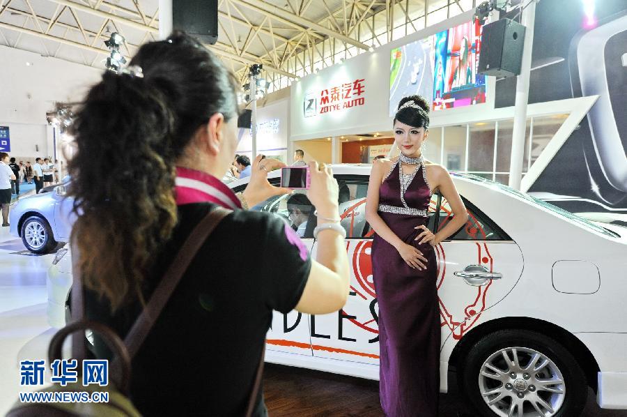 Wang Qi's mother takes photos with her, because this is her last show. (Zhang Nan/Xinhua)