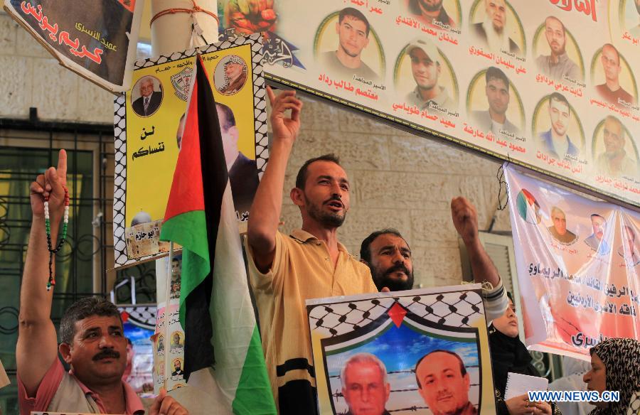 Palestinians take part in a protest to demand release of Palestinian prisoners held by Israel outside Red Cross office in Gaza City, on July 15, 2013. (Xinhua/Yasser Qudih)