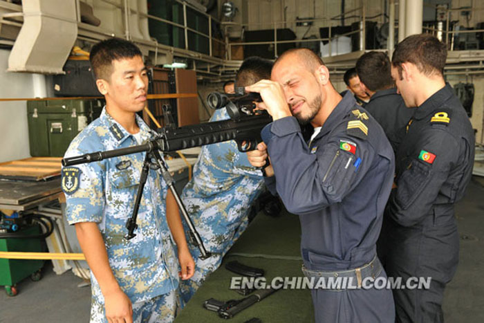 The picture shows the scene of exchange between the special operation members of the PLAN and officers of the EU CTF-465. (Chinamil.com.cn/ Wang Changsong)
