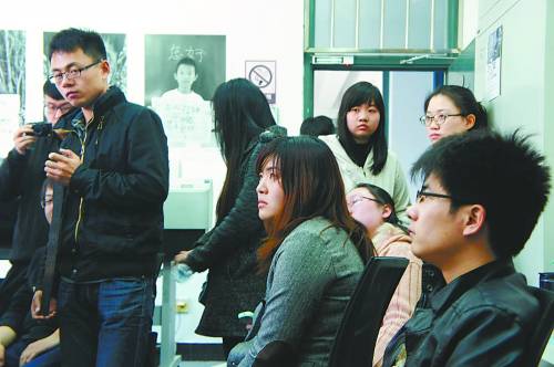 Students pay attention to the assignment dispatched by their teacher on a planning meeting for graduation work exhibition.（Photo/China Youth Daily）