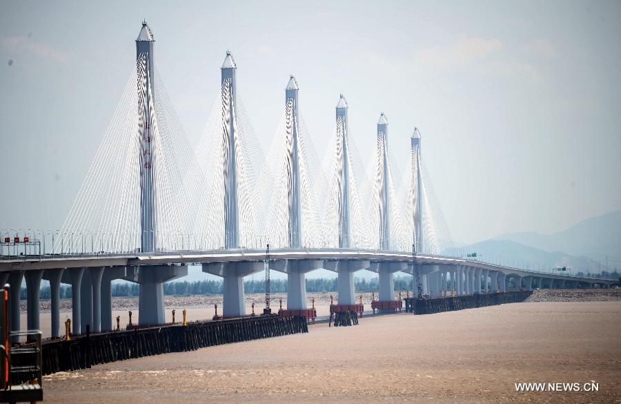 Photo taken on July 16, 2013 shows the completed Jiashao Bridge which connects Jiaxing and Shaoxing in east China's Zhejiang Province. As the second cross-sea bridge spanning across the Hangzhou Bay, the Jiashao Bridge has passed the quality examination and is expected to be opened to traffic on July 19. It will halve the travel time from Shaoxing to east China's Shanghai. (Xinhua/Xu Yu) 