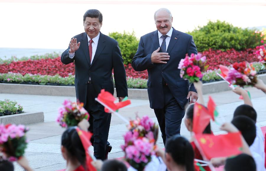 Chinese President Xi Jinping (L) holds a welcoming ceremony for the Belarusian President Alexander Lukashenko before they hold talks in Beijing, capital of China, July 16, 2013. (Xinhua/Yao Dawei)