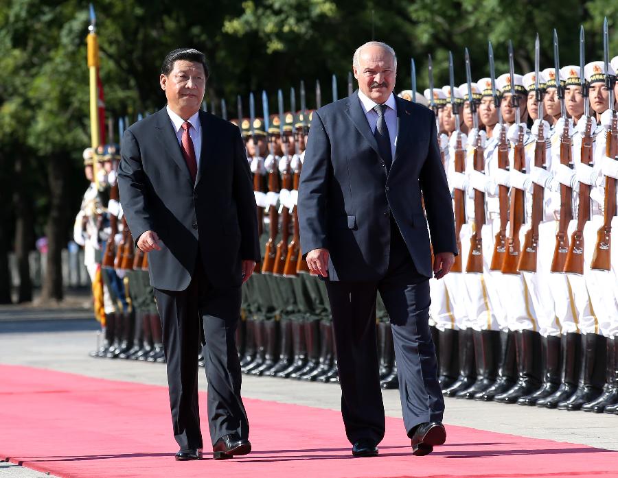 Chinese President Xi Jinping (L, front) holds a welcoming ceremony for the Belarusian President Alexander Lukashenko before they hold talks in Beijing, capital of China, July 16, 2013. (Xinhua/Pang Xinglei)