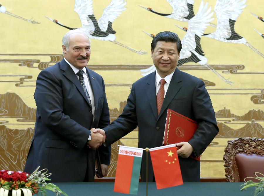 Chinese President Xi Jinping (R) shakes hands with the Belarusian President Alexander Lukashenko after they signed a joint statement on establishing a bilateral comprehensive strategic partnership in Beijing, capital of China, July 16, 2013. Xi held talks with Lukashenko here on Tuesday. (Xinhua/Pang Xinglei)