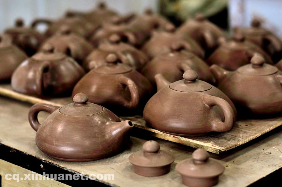 Semi-finished teapots placed in a workshop in Anfu Town, Rongchang County, Chongqing, July 13, 2013. (Xinhua/Li Xiangbo)