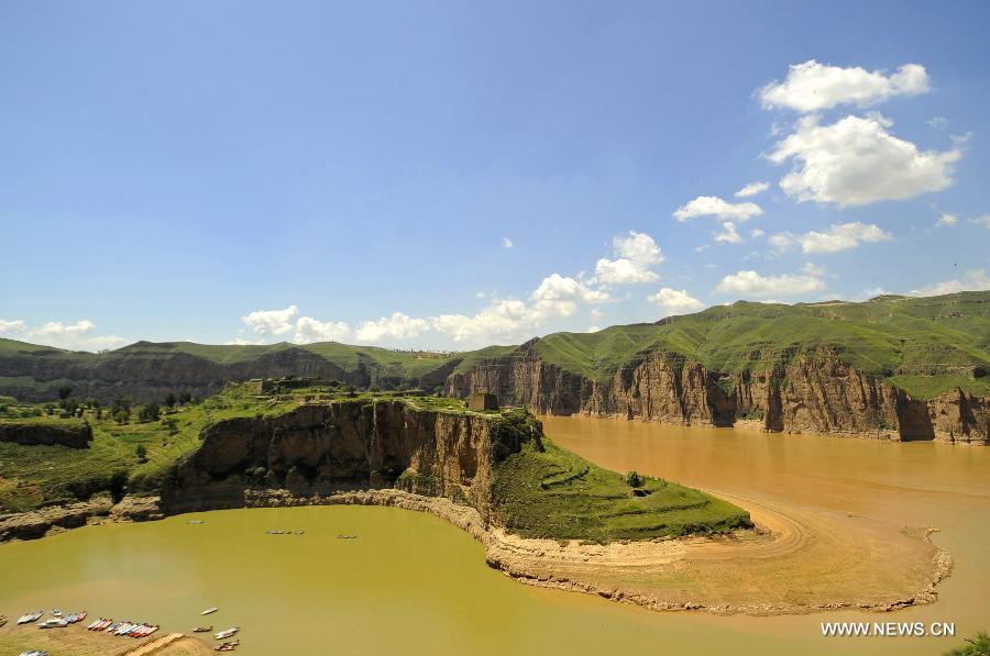 Photo taken on July 16, 2013 shows scenery of the Yellow River in Laoniuwan in Hohhot, north China's Inner Mongolia Autonomous Region. The Great Wall meets the Yellow River in Laoniuwan, which was turned into a geopark in December of 2012 and opened to the public on July 16, 2013.(Xinhua/Jin Yu)