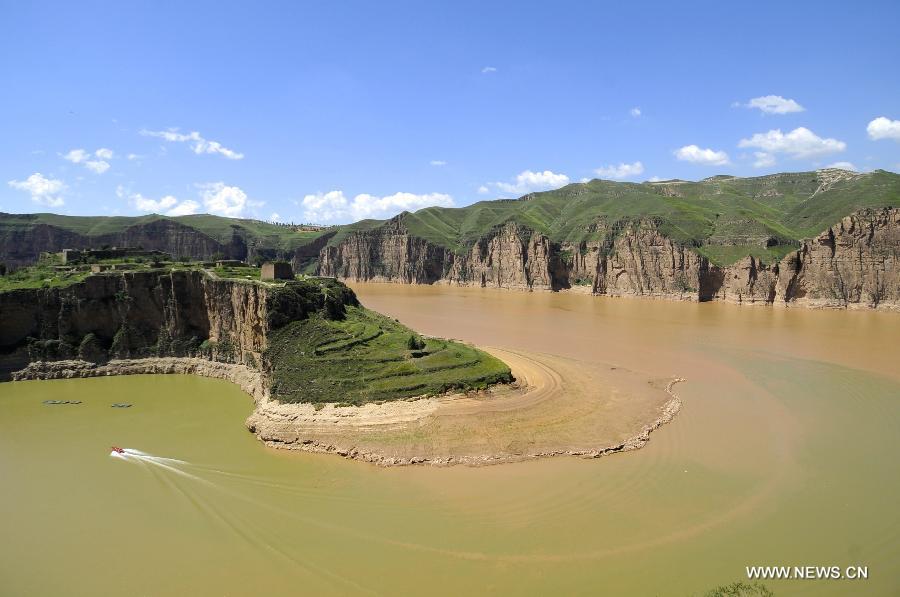 Photo taken on July 16, 2013 shows scenery of the Yellow River in Laoniuwan in Hohhot, north China's Inner Mongolia Autonomous Region. The Great Wall meets the Yellow River in Laoniuwan, which was turned into a geopark in December of 2012 and opened to the public on July 16, 2013.(Xinhua/Jin Yu)