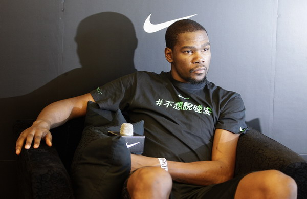 NBA basketball player Kevin Durant of the Oklahoma City Thunder looks on as he attends a news conference in Taipei July 16, 2013. Durant is on a two-day promotional tour in Taiwan.(chinadaily.com.cn/agencies) 