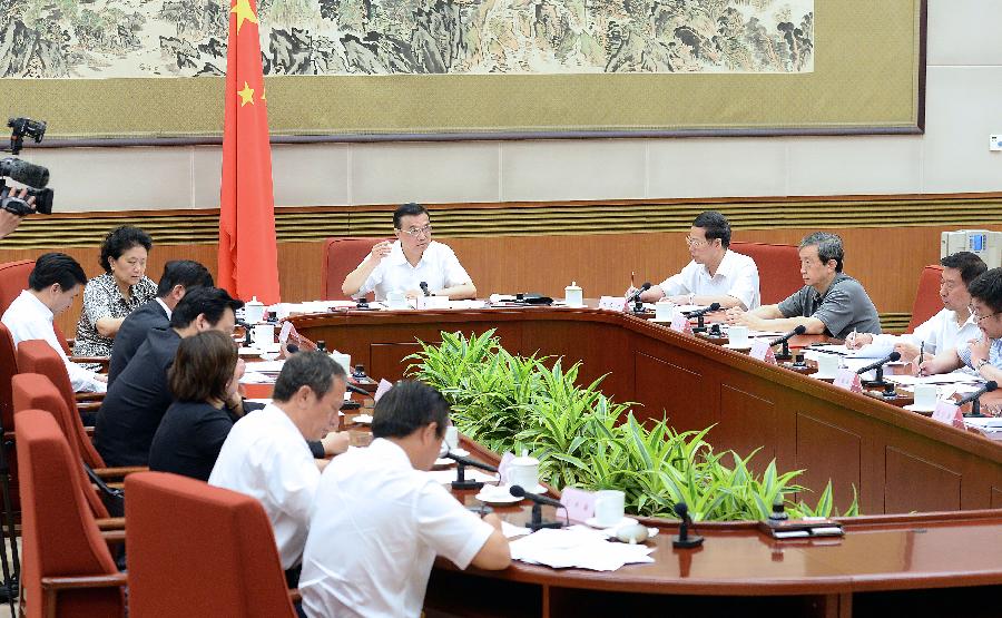 Chinese Premier Li Keqiang presides over a conference about the country's current economic situation in Beijing, capital of China, July 16, 2013. (Xinhua/Liu Jiansheng)