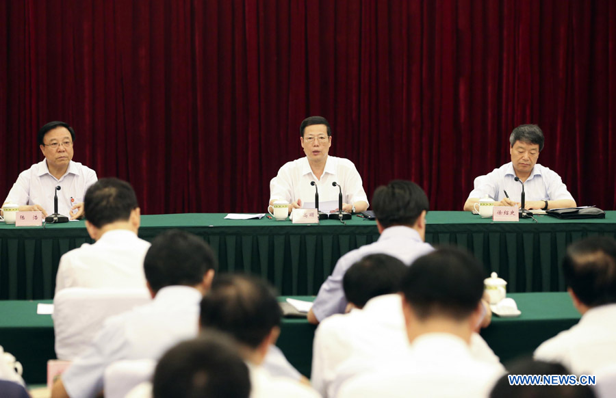 Zhang Gaoli (C), a member of the Standing Committee of the Political Bureau of the Communist Party of China (CPC) Central Committee, attends a conference of education practice in Chengdu, capital of southwest China's Sichuan Province, July 7, 2013. China's top leadership has called on local officials to vigorously promote the "mass line" education campaign and apply it to boosting development and people's livelihoods. "Mass line" refers to a guideline under which CPC officials and members are required to prioritize the interests of the people and persist in representing them and working on their behalf. (Xinhua/Ding Lin)
