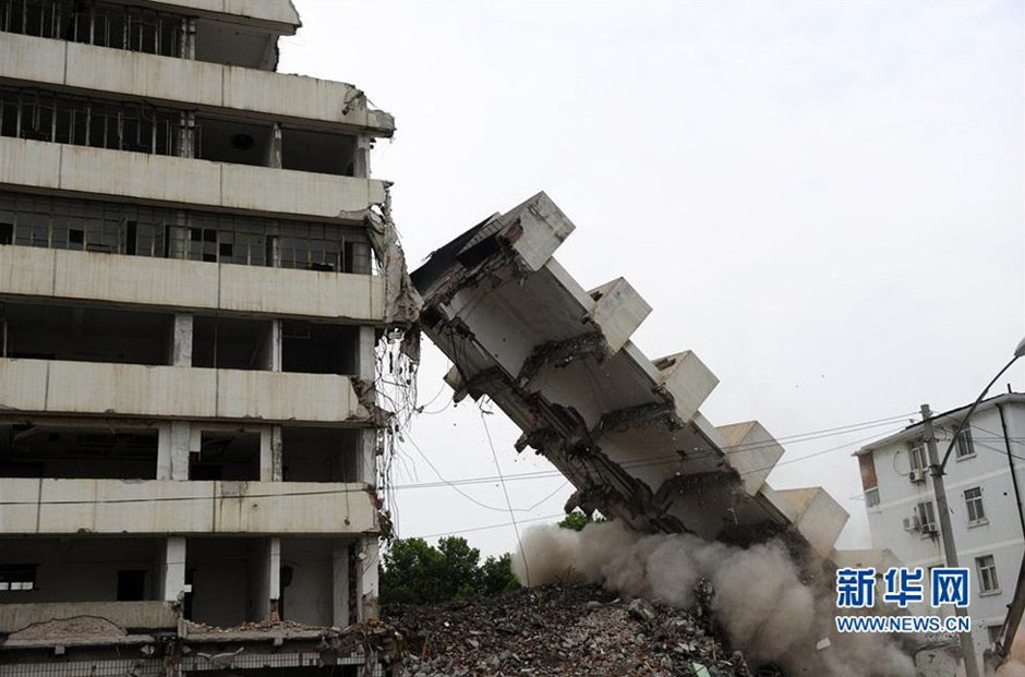 The teetering building is pulled down after safe demolition in Wuhan on July 16.  (Photo/ Xinhua)