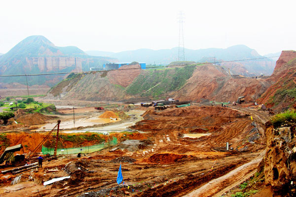 Freeway construction is tragically affecting the pristine nature of Tianfu Sand Palace. (CRIENGLISH.com/William Wang)