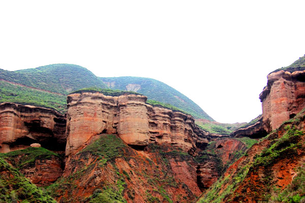 Rust-colored rocks gracefully fill the valley's borders at Gansu Province's Tianfu Sand Palace. (CRIENGLISH.com/William Wang)