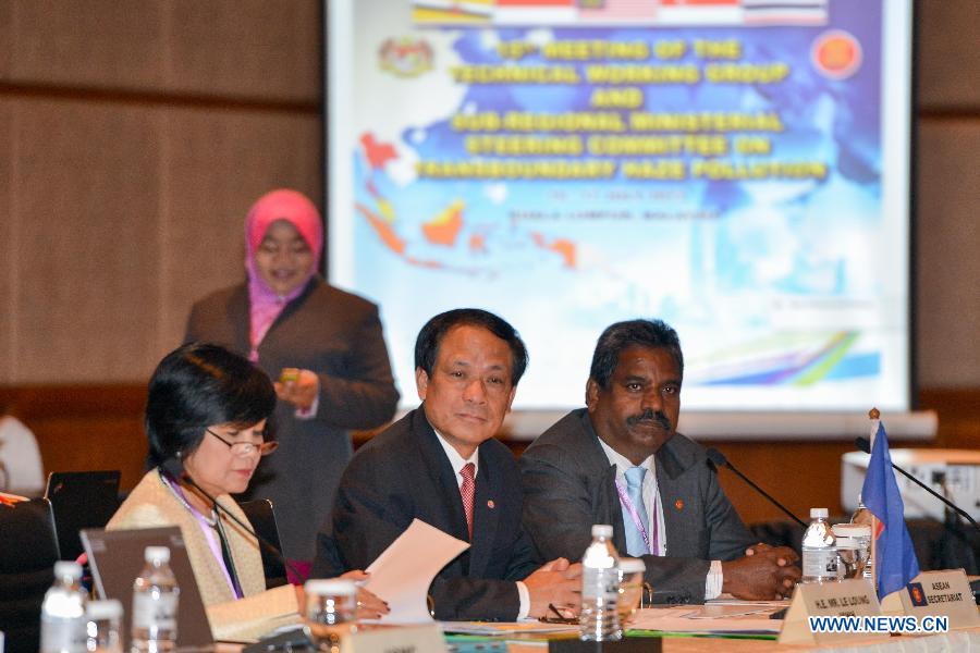 ASEAN Secretary-General Le Luong Minh (C) attends the 15th Ministerial Steering Committee Meeting on Transboundary Haze Pollution in Kuala Lumpur, Malaysia, on July 17, 2013. Officials from the haze-inflicted Southeast Asian countries tried to make joint effort to end the heavy smog that troubles the region despite differences at a ministerial meeting here on Wednesday. (Xinhua/Chong Voon Chung)