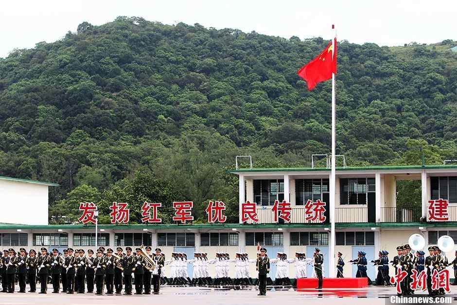 The opening ceremony of the 9th "Hong Kong Youth Military Summer Camp" is held at the San Wai Barracks of the Chinese People's Liberation Army (PLA) Garrison in the Hong Kong Special Administrative Region (HKSAR) on the morning of July 15, 2013. A total of 260 students from 143 middle schools joined the camp. (Chinanews/Hong Shaocai)