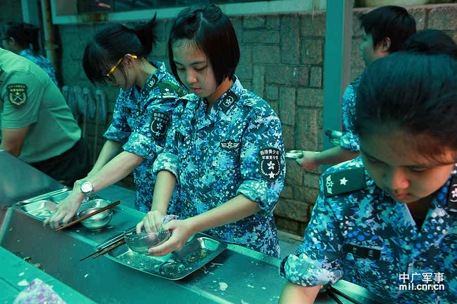  A total of 260 students from 143 middle schools joined the camp. (mil.cnr.cn/Zhou Hanqng)
