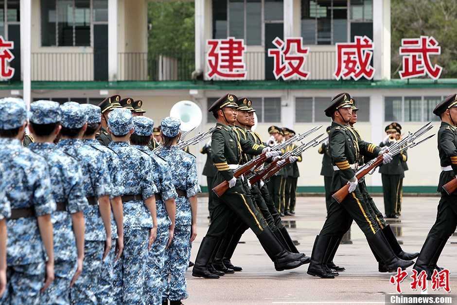 The opening ceremony of the 9th "Hong Kong Youth Military Summer Camp" is held at the San Wai Barracks of the Chinese People's Liberation Army (PLA) Garrison in the Hong Kong Special Administrative Region (HKSAR) on the morning of July 15, 2013. A total of 260 students from 143 middle schools joined the camp. (Chinanews/Hong Shaocai) 
