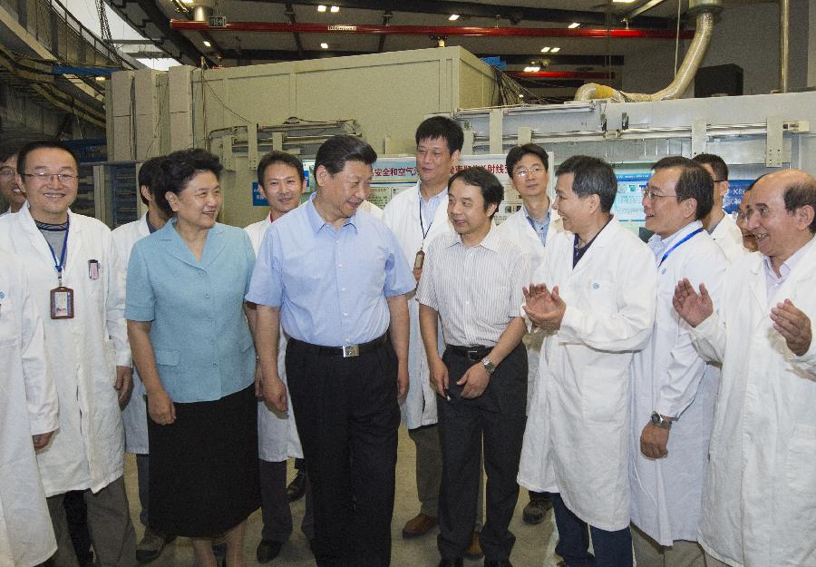 Chinese President Xi Jinping, also general secretary of the Central Committee of the Communist Party of China (CPC) and chairman of the Central Military Commission (CMC), talks with scientists of Beijing Synchrotron Radiation Facility lab in the Chinese Academy of Sciences (CAS) in Beijing, capital of China, July 17, 2013. (Xinhua/Li Xueren)