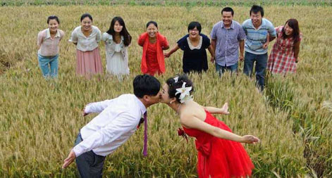 Wheat field wedding promotes green life 