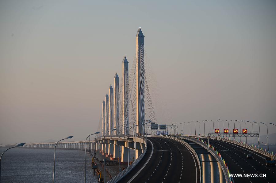 Photo taken on July 17, 2013 shows the completed Jiashao Bridge which connects Jiaxing and Shaoxing in east China's Zhejiang Province. As the second cross-sea bridge spanning across the Hangzhou Bay, the Jiashao Bridge will be officially opened to traffic on July 19. It will halve the travel time from Shaoxing to east China's Shanghai. (Xinhua/Xu Yu) 