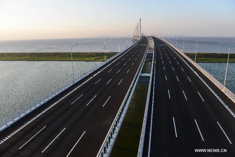 Photo taken on July 17, 2013 shows the completed Jiashao Bridge which connects Jiaxing and Shaoxing in east China's Zhejiang Province. As the second cross-sea bridge spanning across the Hangzhou Bay, the Jiashao Bridge will be officially opened to traffic on July 19. It will halve the travel time from Shaoxing to east China's Shanghai. (Xinhua/Xu Yu)