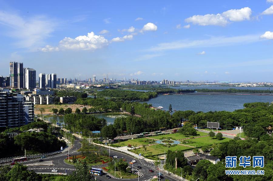 Blue sky reappears after the rainstorm in Wuhan, central China's Hubei province, July 9, 2013. High temperature of over 35 degrees Celsius returned to Wuhan. According to the forecast, the hot weather would last for about a week. (Xinhua/Hao Tongqian)