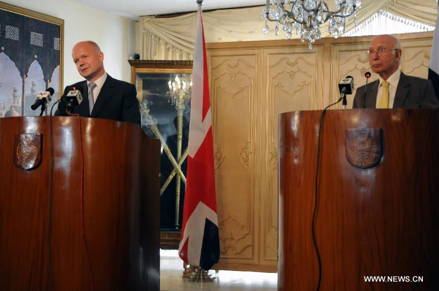 British Foreign Secretary William Hague (L) speaks during a press conference with Adviser to Pakistani Prime Minister on National Security and Foreign Affairs Sartaj Aziz in Islamabad, capital of Pakistan, July 17, 2013. British Foreign Secretary William Hague said Wednesday the United Kingdom will work in partnership with Pakistan to provide expertise and support in developing counter-terrorism strategy. (Xinhua/Ahmad Kamal) 