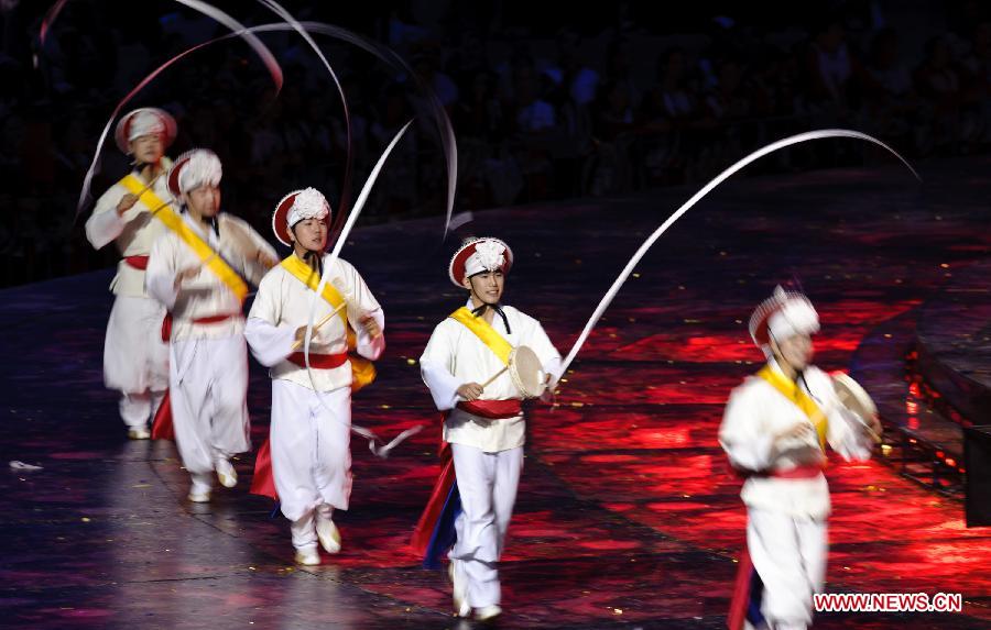 Artists perform at the closing ceremony of the 27th Universiade students Games in Kazan, 720 kilometers east of Moscow on July 17, 2013. (Xinhua/Jiang Kehong)