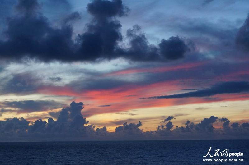 The sunrise on the South China Sea at 5 a.m., June 17, 2013. (People's Daily Online/ Duan Xinyi)