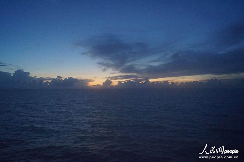 The sunrise on the South China Sea at 5 a.m., June 17t, 2013. (People's Daily Online/ Duan Xinyi)