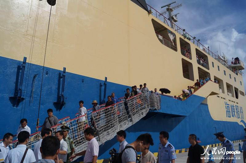 Passengers go ashore. (People's Daily Online/ Duan Xinyi)