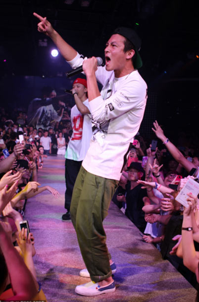 Edison Chen sings in Yiwu on July 16, 2013. (China.org.cn)