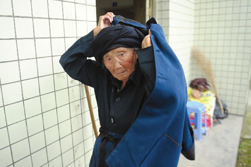 Fu Suqing was born in July 19, 1897. Now she has been recognized as the world's oldest woman  by Carrying The Flag World Records. (Photo/huaxi100.com)