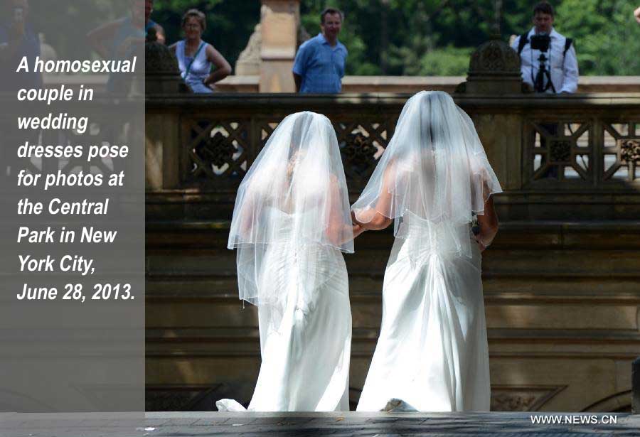 Homosexual couple takes wedding photos at Central Park in NYC(Source:Xinhuanet.com)