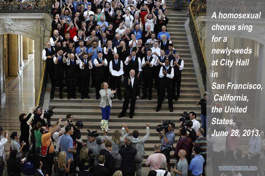 Homosexual couples rush to San Francisco's City Hall to get married(Source:Xinhuanet.com)