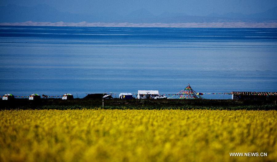 Photo taken on July 15, 2013 shows an ethnic tourist spot beside the Qinghai Lake in northwest China's Qinghai Province. Qinghai Plateau attacts many tourists for its brisk weather in summer. (Xinhua/Yang Shoude)