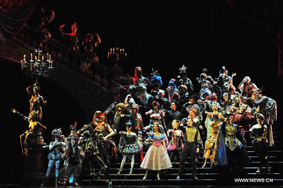 Actors perform musical "The Phantom of the Opera" for the media at Marina Bay Sands Theatre in Singapore, on July 18, 2013. (Xinhua/Then Chih Wey)