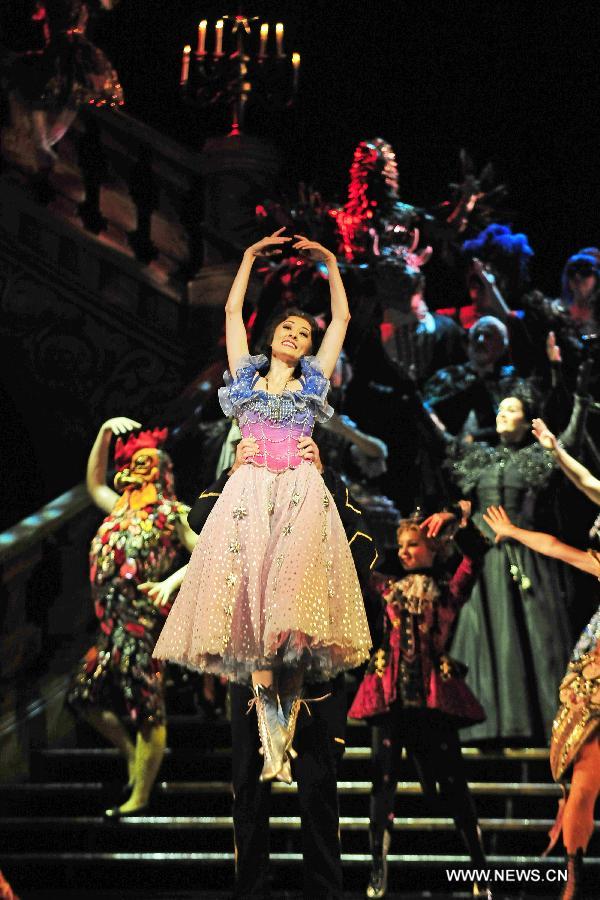 Actors perform musical "The Phantom of the Opera" for the media at Marina Bay Sands Theatre in Singapore, on July 18, 2013. (Xinhua/Then Chih Wey) 